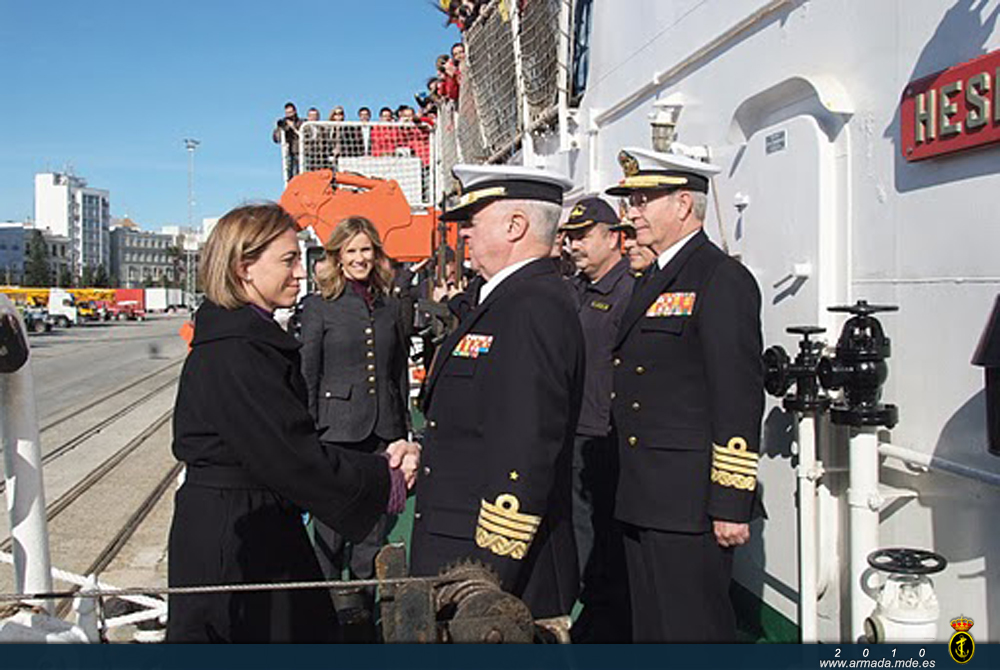 El almirante general Manuel Rebollo recibe a bordo del buque de la Armada 'Hespérides' a las ministras Carme Chacón y Cristina Garmendia